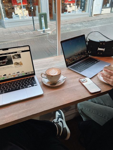 Coffee shop best friends doing work in a coffee shop aesthetic Coffee Shop Working Aesthetic, Coffee Shop Laptop Aesthetic, Coffee Shop Work Aesthetic, Coffee Shop Studying, Mac Coffee, Coffee Shop Work, Marketing Photoshoot, Coffee Shop Date, Cafe Bookstore