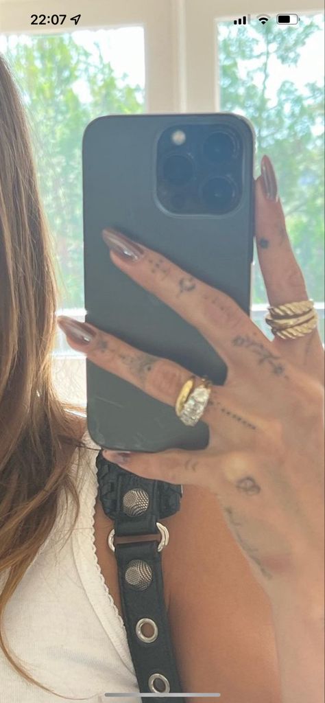 Hailey Beiber Jewelry, Hailey Bieber Watch, Hailey Bieber Ring Stack, Hailey Bieber Rings, Hailey Beiber Tattoos, Hailey Bieber Jewelry, Hailey Bieber Ring, Hayley Bieber Nails, Hand With Ring