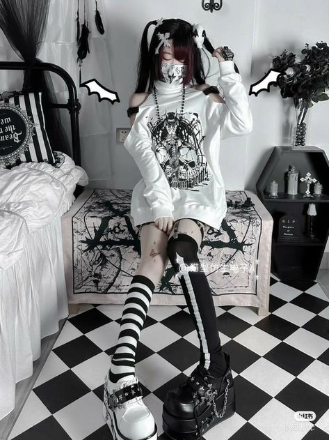 Anime Goth Clothes, Ghostcore Outfits, Cute Cosplay Ideas, Don’t Judge Me, Kawaii Goth Outfits, Kawaii Emo, 일본 패션, Alt Outfits, Kawaii Goth