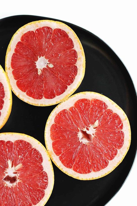 A beginner’s guide to grapefruit! How to choose, cut, and eat grapefruit. grapefruit nutrition and benefits plus recipe ideas! // Rhubarbarians // how to cut grapefruit / grapefruit recipes / #grapefruit #grapefruitjuice #citrus #rhubarbarians #grapefruitrecipe January Recipes, Grapefruit Recipes, Farmers Market Recipes, Whats In Season, Seasonal Produce, Local Farmers Market, Grapefruit Juice, Tea Drinkers, Recipes To Make