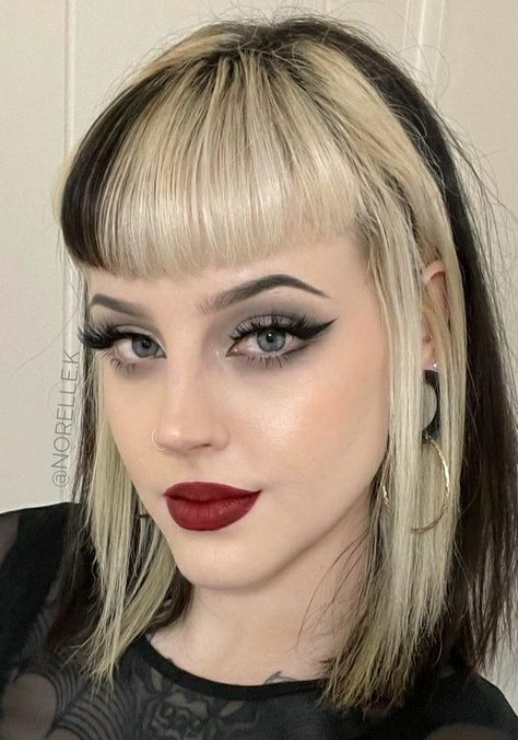 Gothic Hairstyle, Edgy Blonde Hair, Bold Hairstyles, Skunk Hair, Two Toned Hair, Split Dyed Hair, Gothic Hairstyles, Unique Looks, Hair Color Streaks