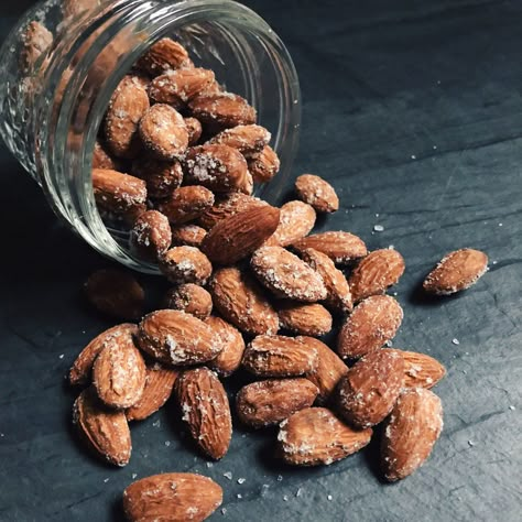 Raw Almonds Recipes, Flavored Almonds Recipe, Roasted Almonds Recipe, Healthy Salt, Salted Nuts, Candied Almonds, Salt And Vinegar, Nut Recipes, Roasted Nuts