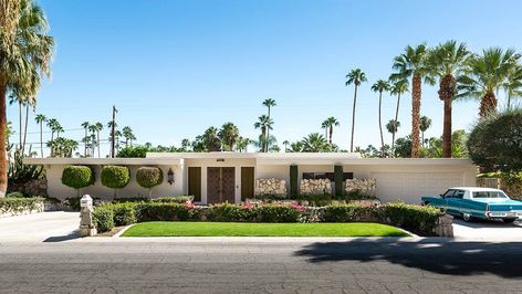 Capsule Home, Palm Springs Homes, Vintage Palm Springs, Three Bed, Palm Springs Architecture, Kidney Shaped Pool, Palm Springs House, Palm Springs Home, 70s Design