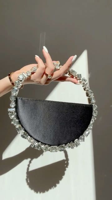 Unique Fashion Pieces, Women In Dubai, Handbag Styles, Handbag Trends, Hand Beaded Bag, Sac Diy, Potli Bag, Luxury Bags Collection, Embellished Bags