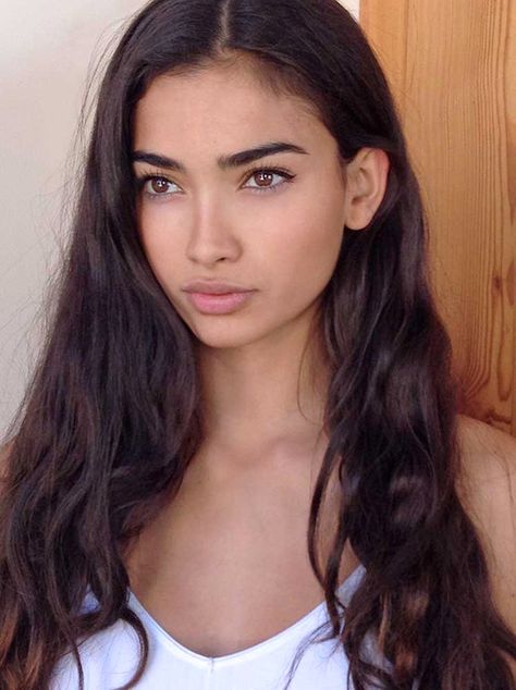 Harry / Niloufer  Father's family originally from India Kelly Gale, Pelo Cafe, Long Dark Hair, Natural Wedding Makeup, Australian Models, Beauty Portrait, Dark Hair, Pretty Face, Woman Face