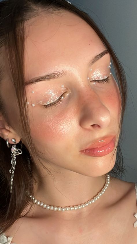 Pearl Bridal Makeup, Pearly Eye Makeup, Pearls In Hair Prom, Pearl Face Makeup, Pearl Outfit Aesthetic, Face Pearls Makeup, Pearl Makeup Look, Pearl Eye Makeup, Pearl Outfit