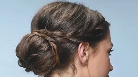 This is your classic I-could-be-going-to-a-wedding-or-maybe-I-just-look-really-good-today updo, for pretty much any day of the week when you want to look presentable. Or for your wedding. Guys, it's so versatile!... Braided Bun Tutorials, Lazy Hairstyles, Braided Bun Hairstyles, Bun Tutorial, Hair Styles 2017, Penteado Cabelo Curto, Braided Bun, Hair Dos, Prom Hair