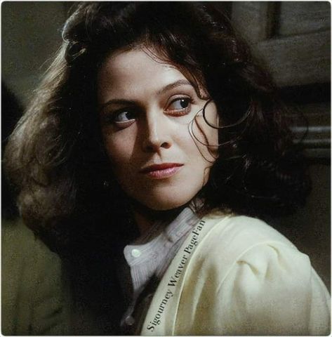 Sigourney Weaver in Eyewitness (1981) Sigourney Weaver Ghostbusters, Sigourney Weaver Young, Sigourney Weaver, Dream Weaver, Mel Gibson, Aesthetic Style, Ghostbusters, Aesthetic Fashion, Hair Inspo