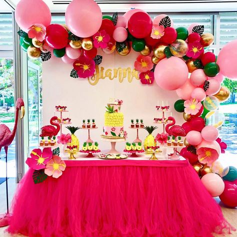 49 Likes, 2 Comments - Gabriela Leyva (@creativeballons_) on Instagram: “Balloon garland by @creativeballons_ // dessert and candy table by @bizziebeecreations” Cake Table Ideas, Hawaii Party Decorations, Backdrop Props, Flamingo Balloons, Kids Party Inspiration, Tropical Desserts, Tropical Birthday Party, Pineapple Party, Flamingo Birthday Party