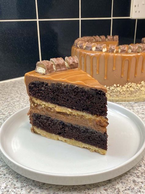 Twix Cake Twix Cake, Chocolate Bar Cakes, Twix Chocolate, Fudgy Cake, Snickers Cake, Cake Flavors, Pie Dessert, A Lot Of People, Chocolate Cake Recipe