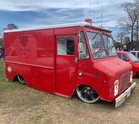 VanCult on Instagram: “Happy Step Van Saturday... with A little slammed-van tossed in for good measure! .. #stepvansaturday #stepvan #saturday #van…” Bread Truck, Low Trucks, Studio Room Design, Delivery Trucks, Delivery Van, Step Van, Shop Truck, Work Horses, Studio Room