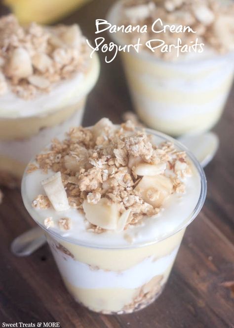 Breakfast Jars, Yogurt Parfait Recipe, Yogurt Parfaits, Healthier Snacks, Jar Recipes, Parfait Recipes, Vanilla Greek Yogurt, Yogurt Parfait, Yogurt Recipes