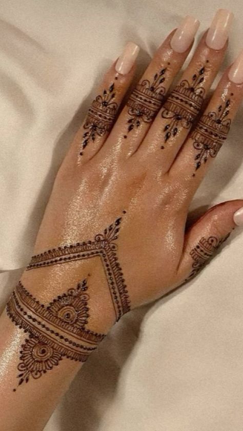 Elegant Henna Designs Simple, Wedding Guest Henna, Henna Crown, Simple Henna Designs Hand, Elegant Henna, Crown Tattoos, Henna Designs Back, Cute Henna Designs, Henna Nails