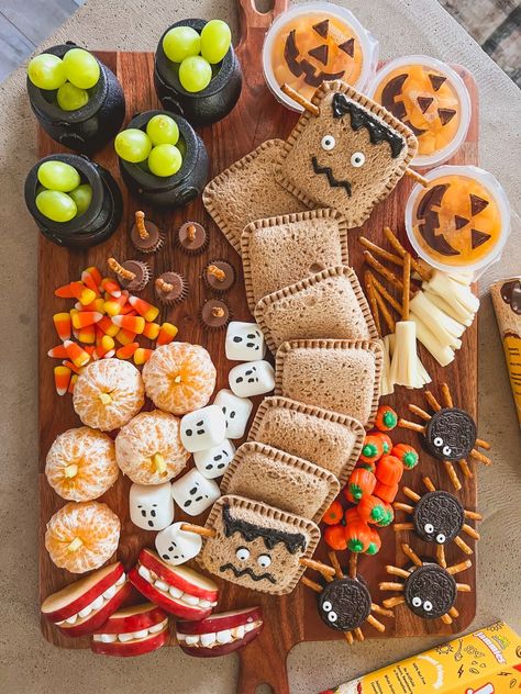 Kids' Halloween Snack Board Zoo Themed Breakfast, Kids Halloween School Lunch, Easy Halloween Snack Board, Kids Halloween Snack Board, Kid Halloween Treats For School, Halloween Theme Lunch For Kids, Halloween Themed Dinner For Kids, Halloween Snack Board For Kids, Halloween School Lunches For Kids