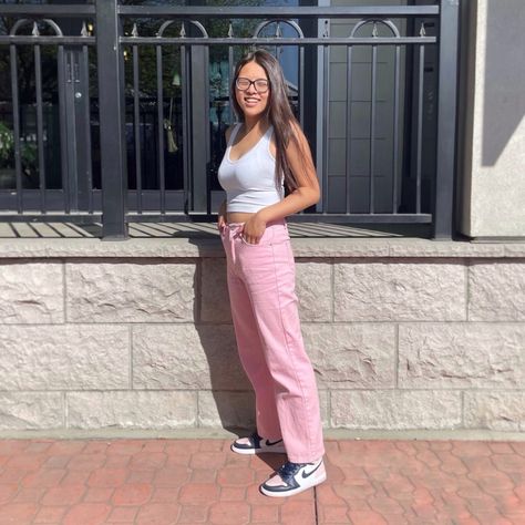 Pink And White Jordans Outfit, Pink Air Jordans Outfit, Jordan 1 Bubble Gum Outfit, Pink Jordans Outfit, Outfit Air Jordan 1, Air Jordans Outfit, Jordan Outfits Womens, 70’s Outfit, Air Jordan 1 Outfit Women