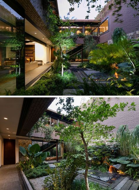 Next to the main living area in this modern house is an internal courtyard, filled with plants and a water feature. Houses In Mexico, Internal Courtyard, House And Garden, Courtyard House, Design Exterior, Interior Garden, Water Feature, Style At Home, Modern Garden