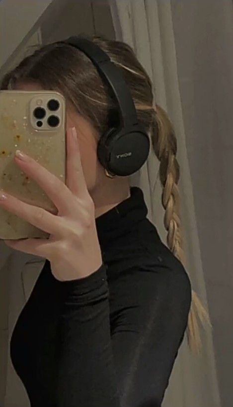 On Ear Headphones Aesthetic, Headphones Astethic, Overhead Headphones Aesthetic, Black Headphones Outfit, Poses With Headphones, Wearing Headphones Aesthetic, Headphone Hairstyles, Over Ear Headphones Aesthetic, Sony Headphones Outfit