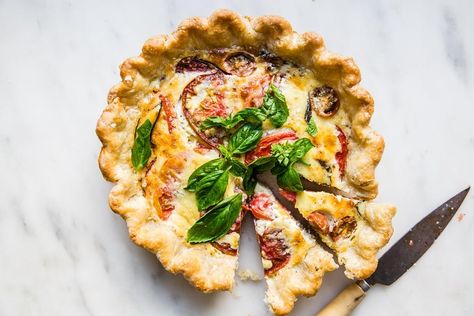 Caramelized Onion Quiche, Basil Quiche, Onions Caramelized, Vegetarian Quiche Recipes, Best Quiche Recipes, Tomato Tart Recipe, Vegetarian Quiche, Tomato Quiche, Onion Quiche