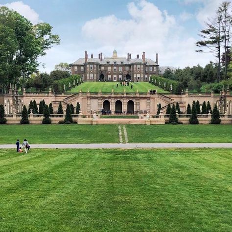 Unlock New England on Instagram: "Have you been to Castle Hill on the Crane Estate? The the beautiful 1920s mansion, rolling green and sea view make it a must visit for a sunny day ☀️ Take advantage of the gorgeous public beaches near by too! * * * #craneestate #castlehill #1920s #seaside #mansion #ipswich #ipswichma #massachusetts #massachusetts_igers #bestofthebaystate #baystate #newengland_igers #newenglandphotography #newenglandoutdoors #newenglandliving #newenglandsummer #newenglander #tra New England Estate, 1920s Mansion, Seaside Mansion, New England Mansion, Crane Estate, New England Coast, Future Planning, New England Travel, Castle Hill