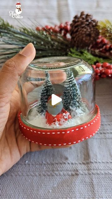 Christmas Crafts Jars, How To Make Santa Claus Crafts, Glass Jar Christmas Decor, Snowglobes Diy, Christmas Jars Decorations, Diy Snowglobe, Christmas Tree And Santa Claus, Jar Christmas Crafts, Santa Claus Crafts