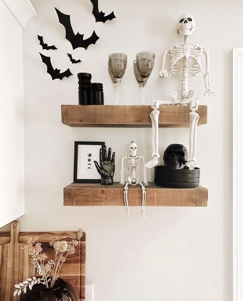 Casa Halloween, Boho Halloween, Spooky Szn, Skull Halloween, Theme Halloween, Fall Halloween Decor, Spooky Decor, Halloween Deco, Seasonal Home Decor