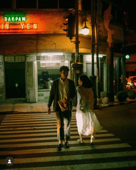 Retro Engagement Photos, Prenup Photos Ideas, Night Street Photography, Wedding Photoshoot Props, Pre Wedding Shoot Ideas, Pre Wedding Photoshoot Outdoor, Fotografi Vintage, Pre Wedding Poses, Storytelling Photography