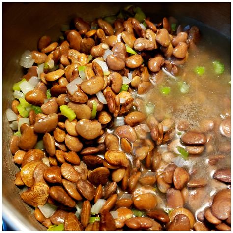 Southern Speckled Butter Beans are a delicious favorite as a side or budget friendly main meal. Speckled butter beans are a bit earthy and nuttier than their cousin beans and creamy in texture after cooking. To make a main meal, just add a few vegetables and smoked sausage for a new family favorite. #speckledbutterbeans #southernfood #southernrecipes #countrycooking #freshbeans #bugetmeals #cheapmeals #familydinnerideas #easyrecipe #juliassimplysouthern How To Cook Speckled Butter Beans, Speckled Beans Recipe, Speckled Butter Beans Recipe Southern, How To Cook Butter Beans, Lima Bean Recipes Instant Pot, Butter Beans And Okra Recipe, Crockpot Butter Beans, Speckled Butter Beans Recipe, Butter Beans Recipe Southern