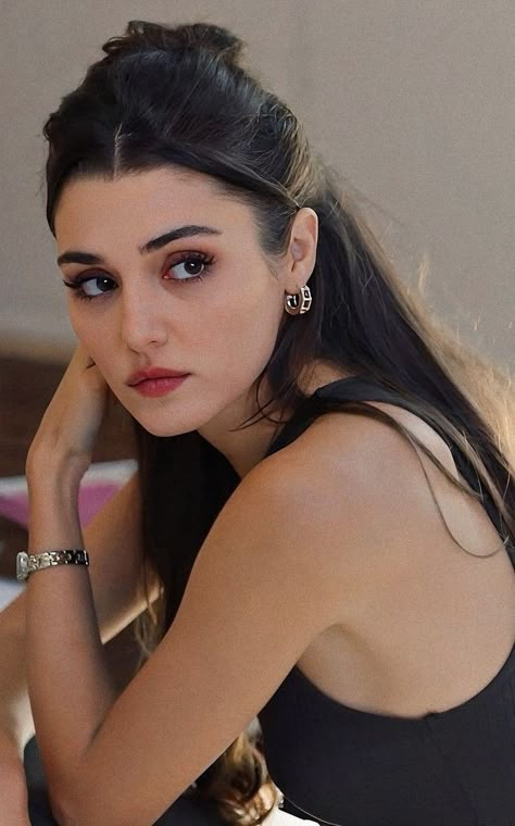 Hande Erçel Hair, Hande Erçel Makeup, Hande Ercel Style, Hayat Murat, Hande Ercel, Beauty Life Hacks Videos, Ponytail Hairstyles, Bun Hairstyles, Pretty Woman