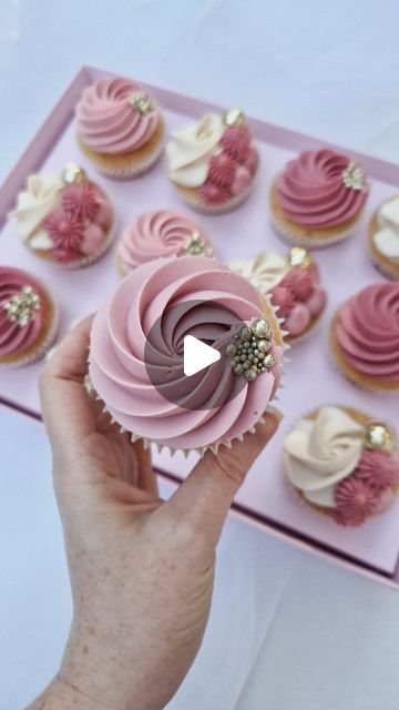 Pink And Blue Cupcakes Birthday, Elegant Cupcakes Classy, Cupcakes With Macarons On Top, Fancy Cupcake Decorating Ideas, Feminine Cupcakes, Mini Cupcake Decorating Ideas, Butterfly Theme Cupcakes, Cupcake Birthday Ideas, Cupcake Icing Ideas