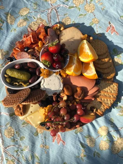 cute and delicious charcuterie board! Luxury Charcuterie Board, Girly Charcuterie Board, Fancy Charcuterie Board, Aubrey Core, Cute Charcuterie Board, Charcuterie Board Aesthetic, Drawing Food, Vision 2024, Made Of Honor