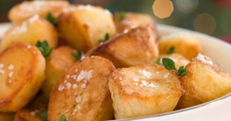 Perfect roast potatoes recipe for Christmas dinner - crispy on the outside and fluffy on the inside - RSVP Live Clootie Dumpling, Perfect Roast Potatoes, Scottish Breakfast, Scottish Christmas, Garlic Roasted Potatoes, Bacon On The Grill, Greek Flavors, Oat Cakes, Delicious Thanksgiving