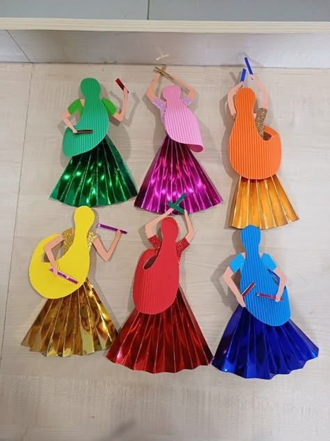 Navratri Hanging Decoration, Navaratri Board Decoration Ideas, Dandiya Board Decoration, Dandiya Craft For Kids, Navratri School Decoration, Navaratri Craft Ideas, Navaratri Crafts For Kids, Dusshera Decoration For School, Navratri Crafts For Kids