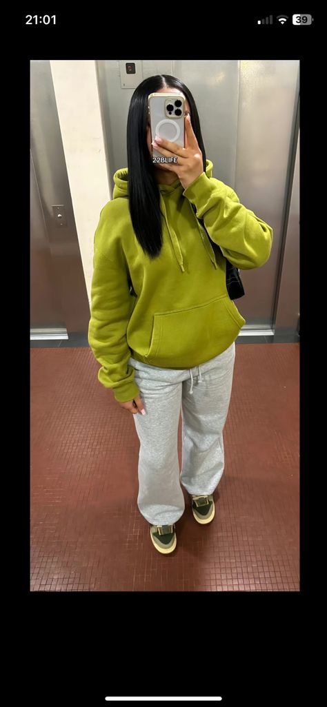 Green Sweats Outfit, Sweatpants Outfit Black Women, Sweatpants Outfit Black, Sweat Pants Outfit, Sweatpants Fits, Outfit Black Women, Sweats Outfit, Cute Sweatpants, Sweatpants Outfit