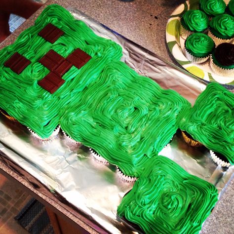 Minecraft creeper cupcake cake Minecraft Cake Cupcakes, Creeper Cake, Diy Minecraft Birthday Party, Minecraft Cupcakes, Minecraft Birthday Cake, Bday Party Kids, Kid Cupcakes, Minecraft Birthday Party, Birthday Party Crafts