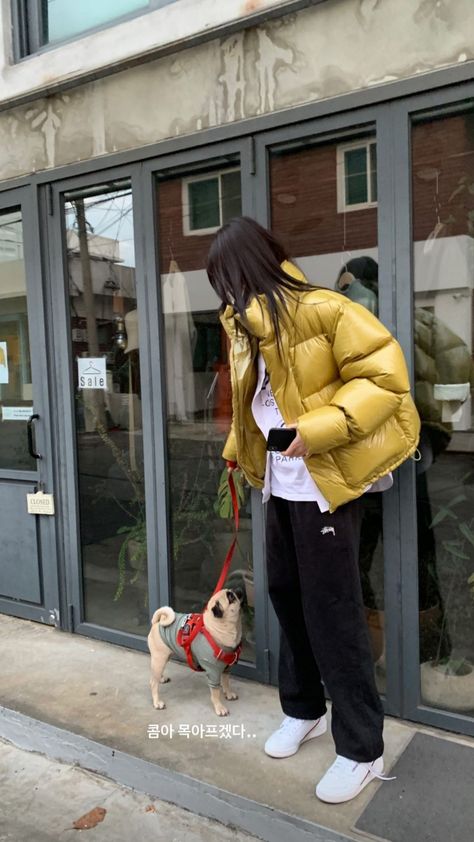 Winter Outerwear 2023, Yellow Puffer Jacket Outfit, Puffer Jacket Street Style, Puffer Jacket Outfit Winter Style, Puffer Coat Outfit, Minimalist Winter Outfit, Puffer Outfit, Winter Jacket Outfits, Simple Winter Outfits