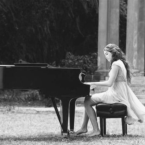 Piano Girl, Düşes Kate, Prins William, Playing The Piano, Catherine Elizabeth Middleton, Eurovision Songs, Music Pictures, Kensington Palace, Playing Piano