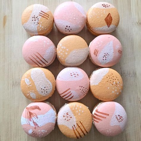 Abstract hand painted macarons with Swiss meringue buttercream and homemade caramel ✨ #macarons Hand Painted Macarons, Macaron Painting, Painted Macarons, Macaron Decoration, Caramel Macarons, Creative Food Art, Food Decor, Meringue Buttercream, Swiss Meringue Buttercream