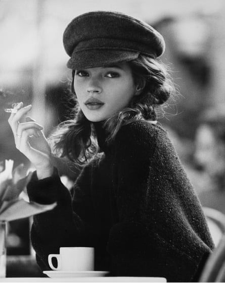 Cheek Bones, Kate Moss 90s, Early Photos, Winter Photoshoot, Chic Aesthetic, Parisian Chic, Kate Moss, Flower Fashion, Vintage Photography