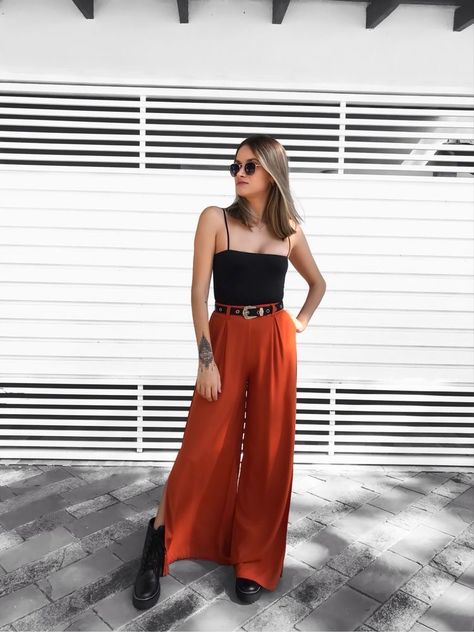 Black And Color Outfit, Orange Pant Outfits, Orange Wide Leg Pants Outfit, How To Style Orange Pants, Look Terracota, Orange Pants Outfit, Wide Leg Outfit, Style Wide Leg Jeans, Wide Leg Pants Outfit