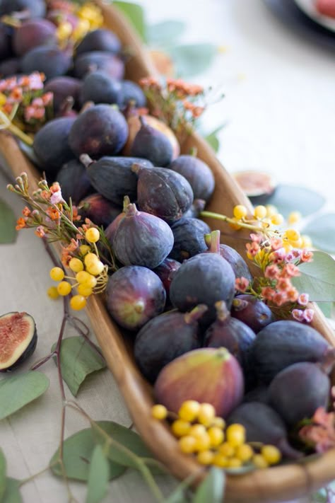 Autumn Tablescapes Wedding, Berry Table Decor, Dried Fruit Tablescape, Fall Fruit Tablescape, Fall Fruit Centerpieces, Autumn Table Scape, Fig Centerpiece, Fall Fruit Display, Fruit Table Scape