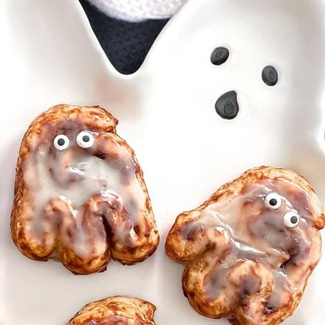 Kristen Sellentin on Instagram: "SAVE + FOLLOW me for more fun Halloween Ideas! 👻 COMMENT “LINKS” & I’ll send you a DM w/ links to shop. #halloween #halloween2023 #halloweenideas #happyhalloween #halloweenaesthetic #halloweentreats #cinnamonrolls #halloweenbaking #halloweenspirit #spookyseason #spookyszn #thisishalloween #october #ghosts #ltkfamily #baking #halloweentime #halloweenfood #halloweenfun #halloweenvibes #ilovehalloween #halloweengirl #potterybarn #homedecor #halloweendecor" Cinnamon Roll Ghosts, Fun Halloween Ideas, Creative Halloween Decorations, Halloween Baking, Halloween Miniatures, Breakfast Of Champions, Halloween Food, Dinners For Kids, Breakfast For Kids