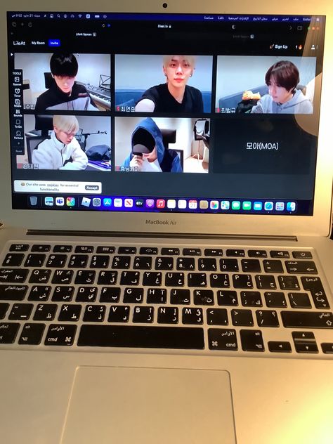 I'm gonna cry soobin said hello 😭😭😭😭😭😭😭😭😭 he look like teacher Txt Study, Life Vibes, 4 Friends, Korean Aesthetic, Coming Of Age, Story Ideas, Insta Story, Quick Saves