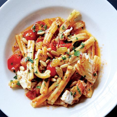 Pasta With Swordfish and Cherry Tomato Sauce Summer Pasta Recipes, Light Pasta, Tomato Dishes, Cherry Tomato Sauce, Best Spaghetti, Cherry Tomato Pasta, Healthy Pasta, Tomato Sauce Recipe, Pasta Dinner Recipes