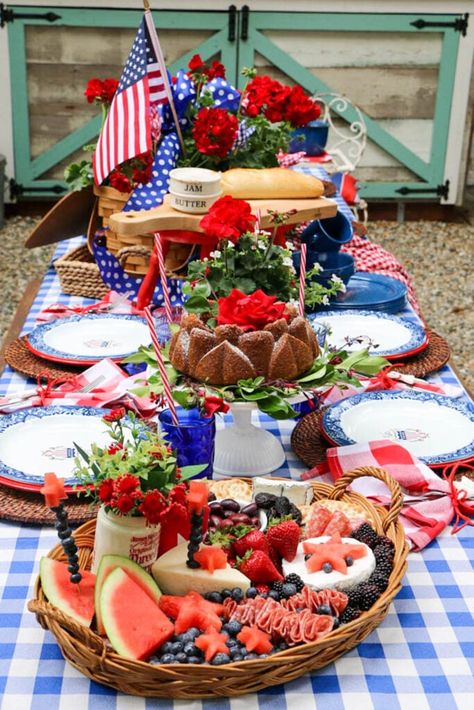 Patriotic Party Ideas, Table Spread, Memorial Day Decorations, Backyard Cookout, Tablescape Inspiration, Ideas For Decorating, American Flags, Patriotic Party, Raspberry Lemonade