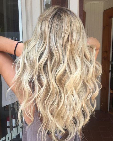 Blonde hair cut, beachy waves, fresh hair cut, blonde baby lights Balayage Brown Roots, Hair Color Babylights, Haircut Ideas Blonde, Blonde Medium Hair, Blonde Hair With Brown Roots, California Blonde Hair, Clean Blonde, Beachy Blonde Hair, Hair Beach Waves