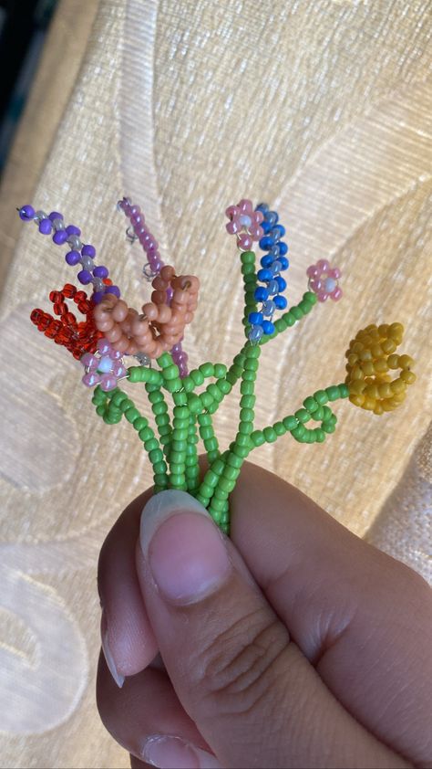 Bucket Flower, Beaded Bouquet, Manik Manik, Seed Bead Flowers, Bead Earring, Bead Diy, Flower Bucket, Bead Ideas, Hand Craft