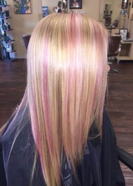 Short Blonde With Pink Highlights, Blonde N Pink Hair, Blonde Pink Streaks, Pink Streak Hair Blonde, Blond With Pink Streaks, Blond Hair With Pink Streaks, Blonde With Light Pink Highlights, Blond And Pink Highlights, Pink Chunky Highlights In Blonde Hair