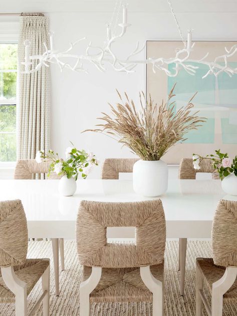 nantucket-home-tour-dining-room-0720 Nantucket Beach House, Beach House Dining Room, Nantucket Beach, Beach House Furniture, Nantucket Home, Coastal Dining Room, Coastal Dining, Interior Design Per La Casa, House Dining Room