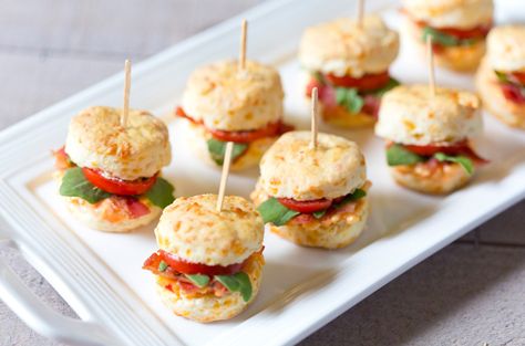 This mini pimento BLT cheddar biscuits recipe starts with cheddar biscuits and ends with your party guests asking for seconds—even thirds! Mini Food Appetizers, Picknick Snacks, Tea Party Sandwiches, Nibbles For Party, Bite Size Food, Mini Appetizers, Party Sandwiches, Cheddar Biscuits, Crowd Pleasing Recipes