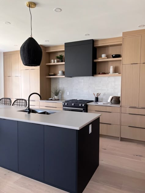 Minimalist Kitchen Cabinet Design, Black Neutral Kitchen, Black White And White Oak Kitchen, Japandi Modern Kitchen, Organic Modern Small Kitchen, Natural Wood And Black Kitchen, Japandi Black Kitchen, Black And Wood Cabinets Kitchen, Modern Townhome Interior Design